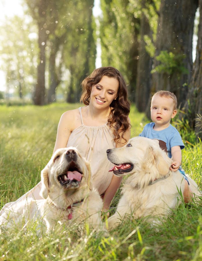 Mujer encantadora con el hijo y dos perros foto de archivo Mujer encantadora con el hijo y dos perros foto de archivo
