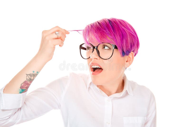 Mujer enfadada que mira preocupada su pelo magenta rosado del color imagenes de archivo Mujer enfadada que mira preocupada su pelo magenta rosado del color imagenes de archivo