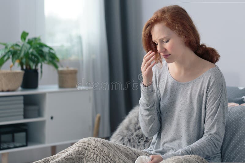 Mujer enferma con alta fiebre imagen de archivo Mujer enferma con alta fiebre imagen de archivo