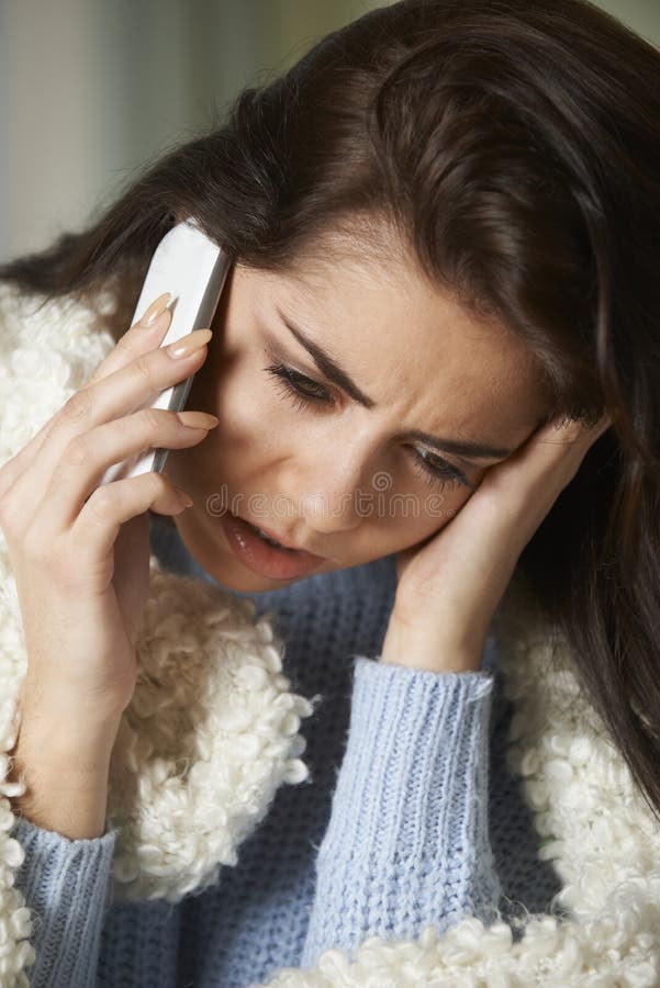 Mujer enferma que llama por teléfono en enfermo para trabajar en el teléfono móvil foto de archivo libre de regalías Mujer enferma que llama por teléfono en enfermo para trabajar en el teléfono móvil foto de archivo libre de regalías