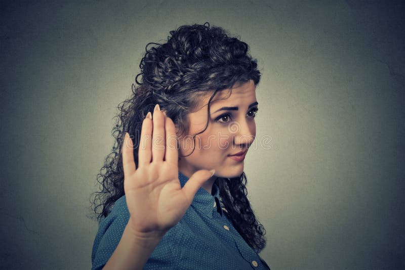 Mujer enojada enfadada con la mala actitud que da charla al gesto de mano