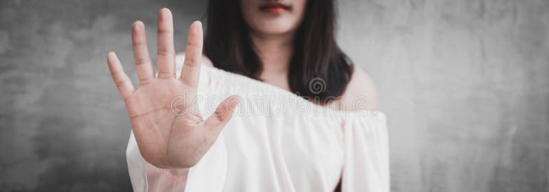 Mujer enojada enfadada joven del retrato del primer con la mala actitud que da charla al gesto de mano con la pared gris aislada foto de archivo libre de regalías