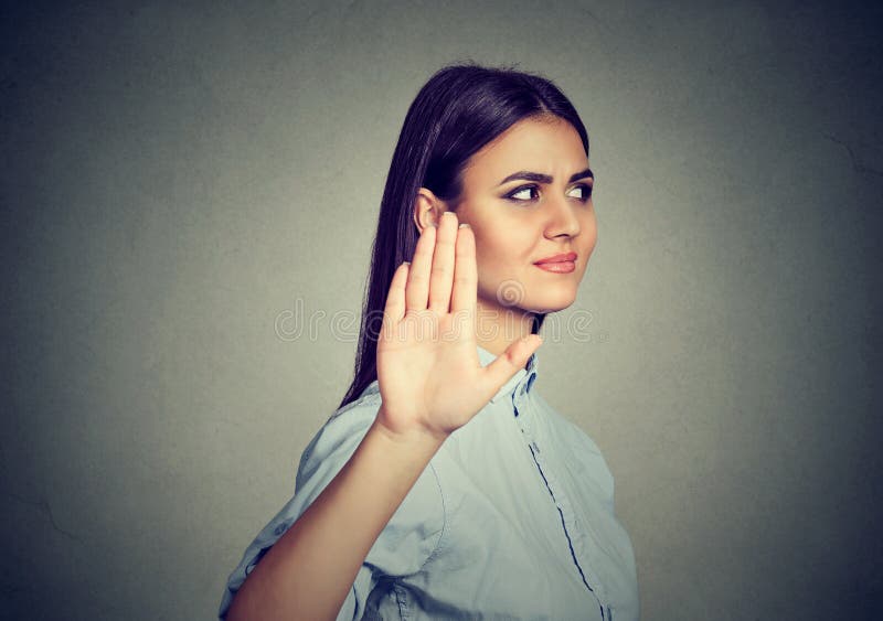 Mujer enojada trastornada que da charla al gesto de mano con la palma exterior