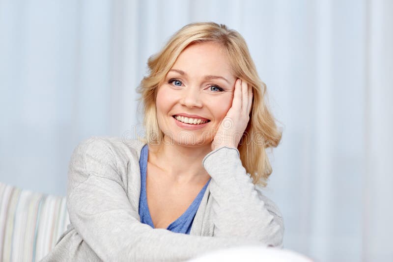 Mujer envejecida centro feliz en casa foto de archivo