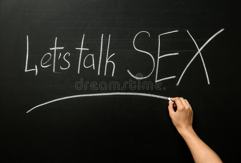 Mujer escribiendo la frase `DEJEN HABLAR SEXO' en la pizarra imagen de archivo Mujer escribiendo la frase `DEJEN HABLAR SEXO' en la pizarra imagen de archivo