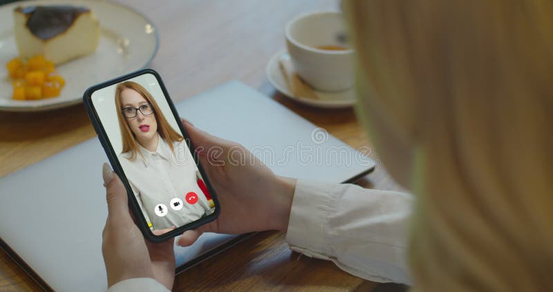 Mujer estudiando en cafe online por conferencia videollamada smartphone habla comunica profesora. estudiante hace metrajes