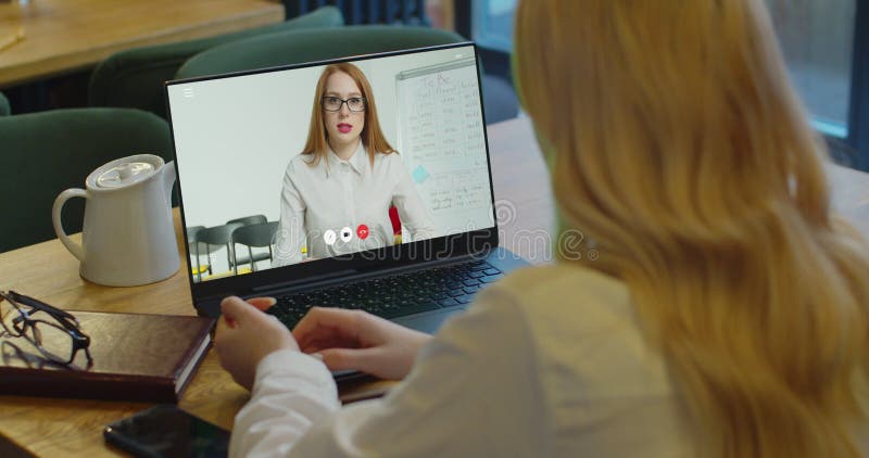 Mujer estudiando en casa oficina online por conferencia videollamada laptop habla comunica profesora. estudiante hace almacen de metraje de vídeo