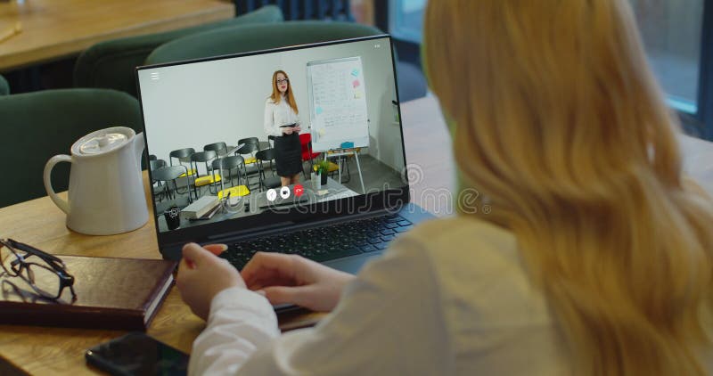 Mujer estudiando en casa oficina online por conferencia videollamada laptop habla comunica profesora. estudiante hace almacen de metraje de vídeo