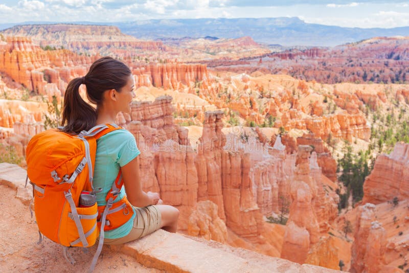 Mujer Excursionista De Ee.uu. En Bryce Canyon Senderismo Relajante Mirando a La Vista Una Excursión En En Verano. Foto de archivo - Imagen de mochilero, relajante: