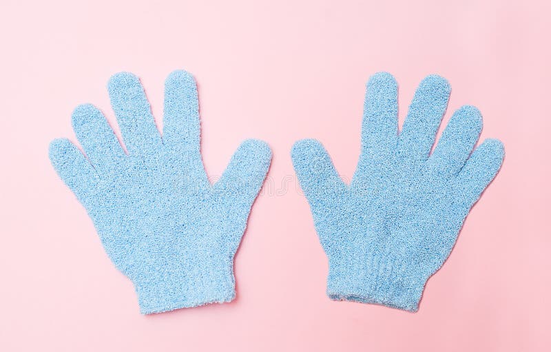 Mujer exfoliating el guante hidráulico en fondo rosado Dé masajes y friegue Salud, balneario y concepto de la belleza fotos de archivo libres de regalías Mujer exfoliating el guante hidráulico en fondo rosado Dé masajes y friegue Salud, balneario y concepto de la belleza fotos de archivo libres de regalías
