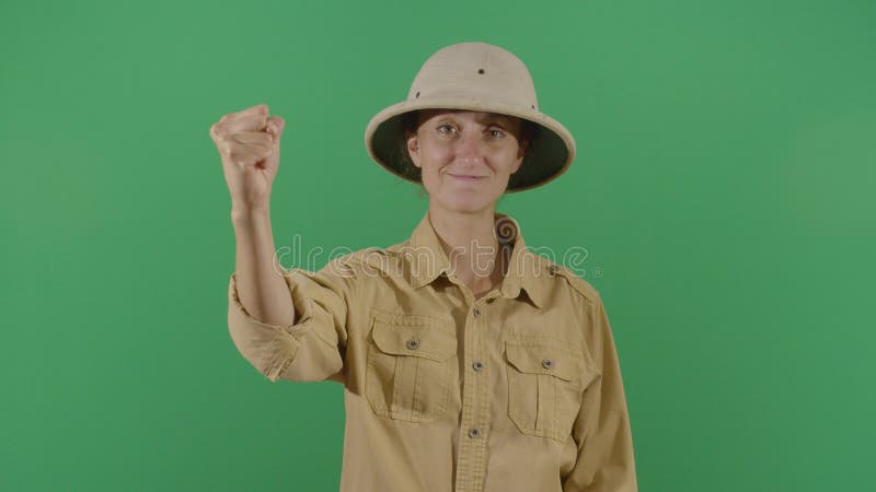 Mujer Explorando Haciendo Un Signo De Resistencia almacen de video