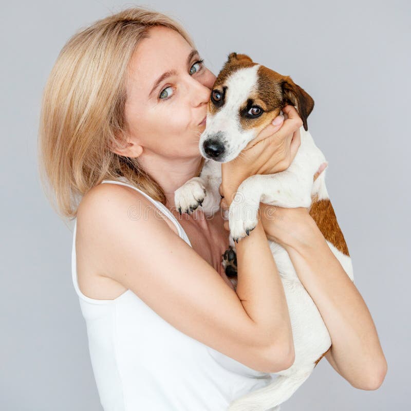 Mujer feliz con el perro foto de archivo libre de regalías Mujer feliz con el perro foto de archivo libre de regalías