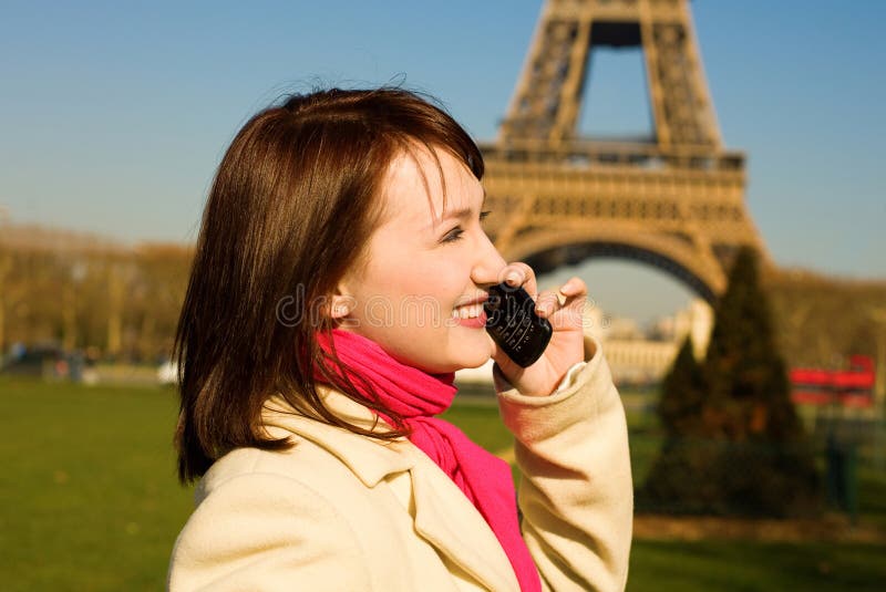 Mujer feliz con el teléfono celular en París imagen de archivo Mujer feliz con el teléfono celular en París imagen de archivo