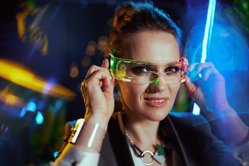 Mujer Feliz Con Gafas Futuristas En Realidad Virtual Foto de archivo -  Imagen de persona, empresario: 265878904