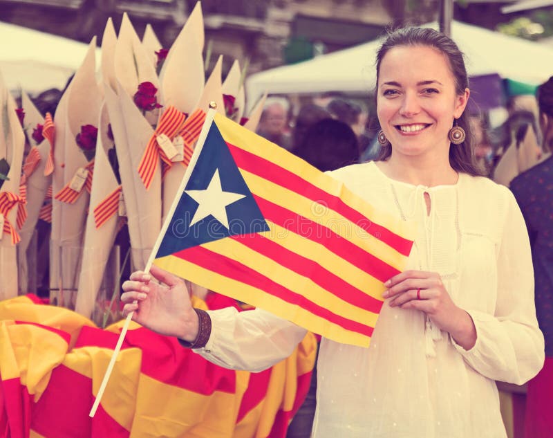 Mujer feliz con la bandera de Cataluña imagen de archivo Mujer feliz con la bandera de Cataluña imagen de archivo