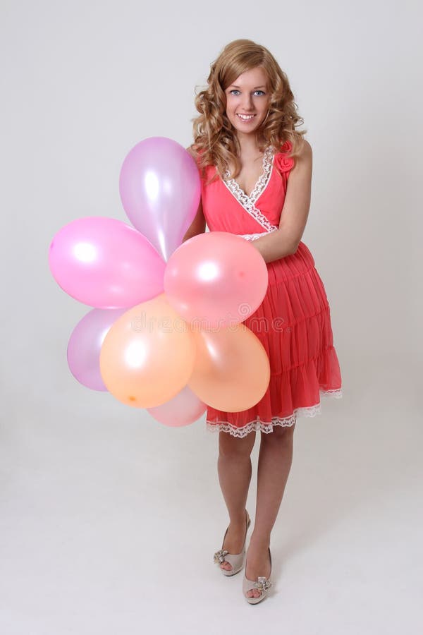 Mujer feliz con los globos coloridos imágenes de archivo libres de regalías Mujer feliz con los globos coloridos imágenes de archivo libres de regalías
