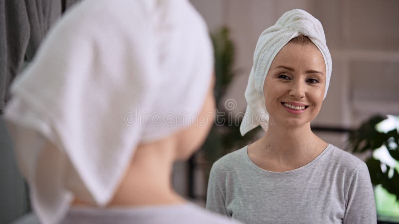 Una mujer feliz con una toalla en la cabeza