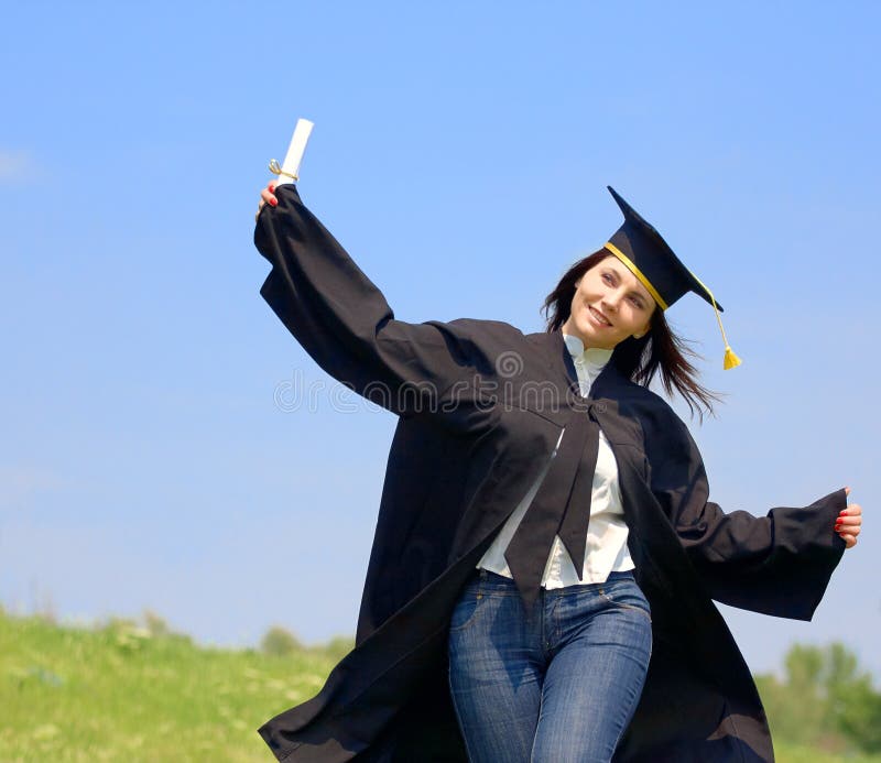 Graduado Femenino Joven De La Universidad Foto De Archivo Imagen De