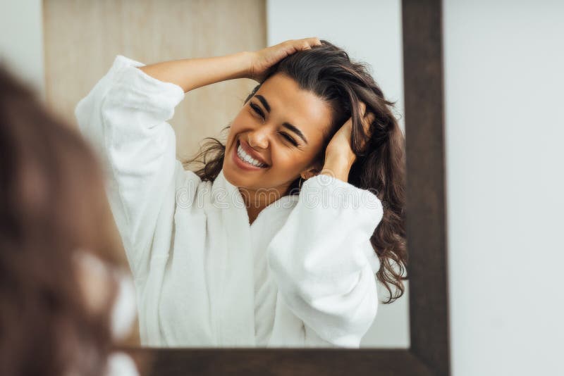 Reflejo De Mujer Feliz En El Espejo Foto de archivo - Imagen de feminidad,  raza: 205181160