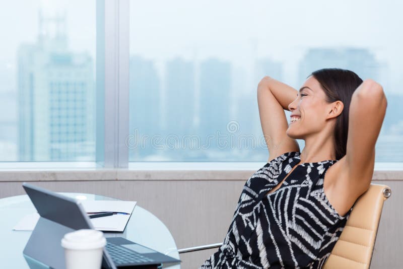 Mujer feliz de la oficina de la satisfacción del trabajo que se relaja fotos de archivo Mujer feliz de la oficina de la satisfacción del trabajo que se relaja fotos de archivo