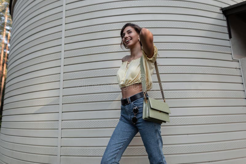 Joven Modelo De Una Elegante Mujer Europea En Ropa De Cama Y Zapatos  Cálidos De Temporada De Moda, Disfruta De Una Brillante Puest Imagen de  archivo - Imagen de ciudad, outerwear: 198233081