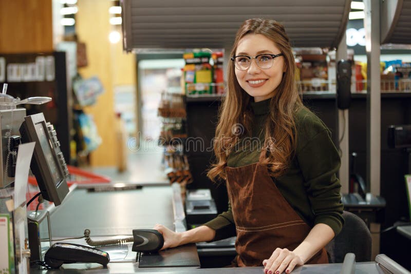 Mujer Feliz Del Cajero En Espacio De Trabajo En Tienda Del Supermercado Imagen de archivo Imagen de 94959779