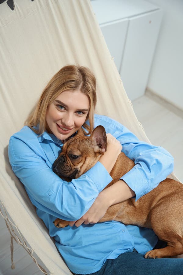 Mujer feliz disfrutando del descanso con su perro foto de archivo libre de regalías