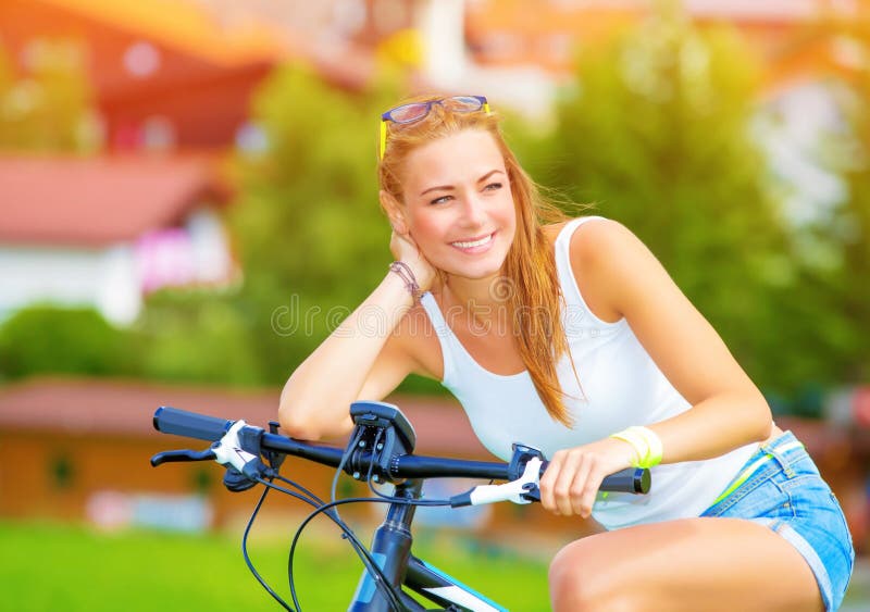 Mujer feliz en la bicicleta fotos de archivo Mujer feliz en la bicicleta fotos de archivo
