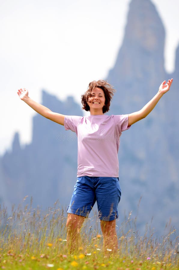 Mujer feliz en montañas fotografía de archivo Mujer feliz en montañas fotografía de archivo