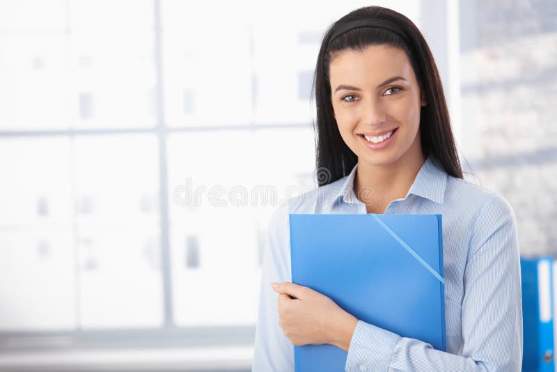 Mujer feliz en oficina imágenes de archivo libres de regalías Mujer feliz en oficina imágenes de archivo libres de regalías