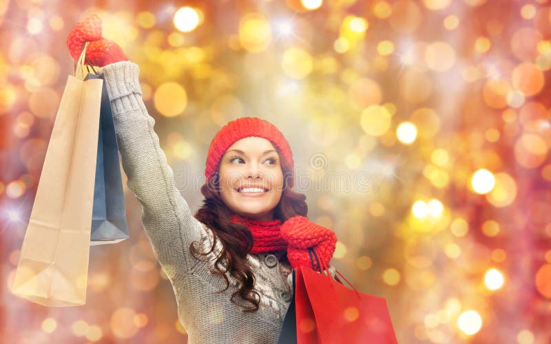 Mujer feliz en ropa del invierno con los panieres foto de archivo libre de regalías Mujer feliz en ropa del invierno con los panieres foto de archivo libre de regalías
