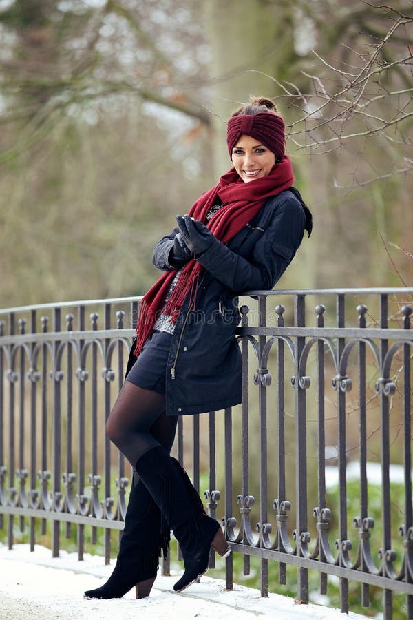 Mujer Feliz En Ropa Elegante Del Invierno Foto de archivo - Imagen