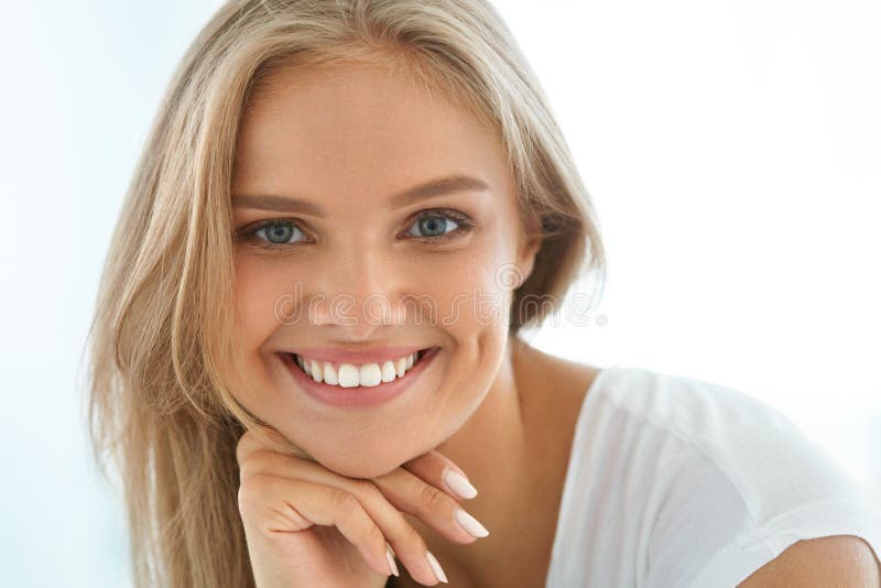 Mujer feliz hermosa del retrato con la sonrisa blanca de los dientes belleza foto de archivo libre de regalías