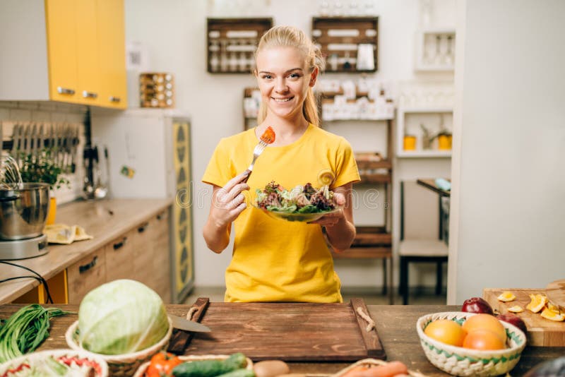 Mujer feliz que cocina la ensalada, bio preparación de la comida fotografía de archivo Mujer feliz que cocina la ensalada, bio preparación de la comida fotografía de archivo
