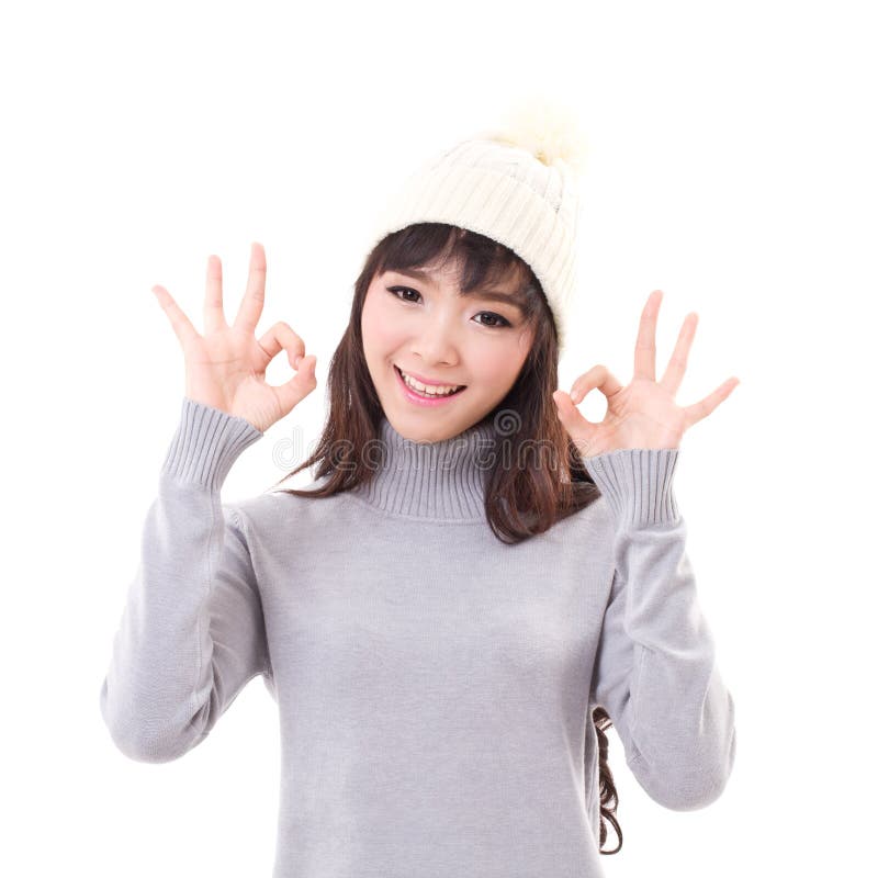 Mujer feliz que da la muestra aceptable de la mano, vestido del invierno foto de archivo libre de regalías Mujer feliz que da la muestra aceptable de la mano, vestido del invierno foto de archivo libre de regalías