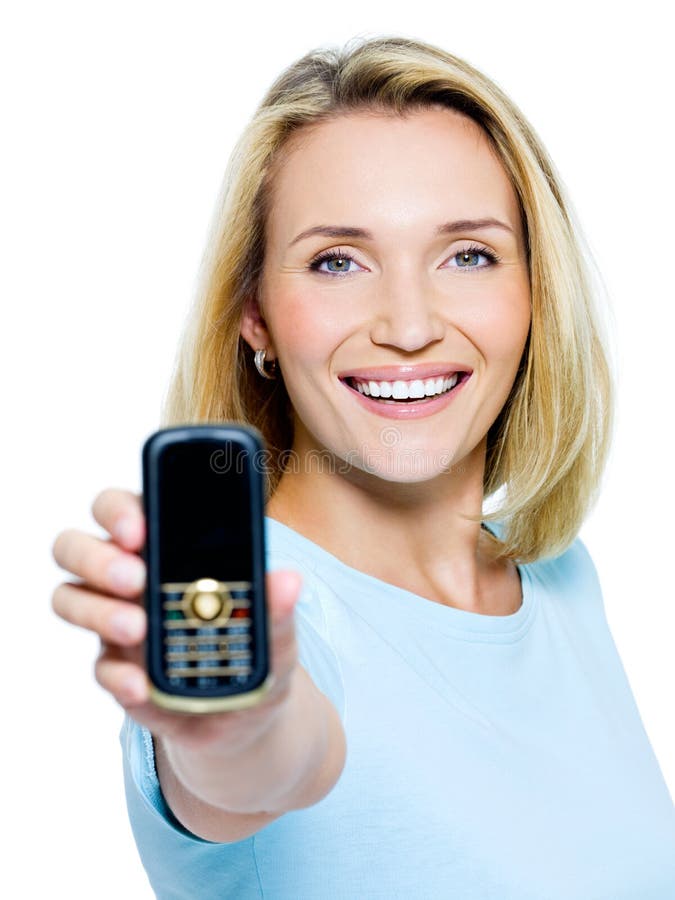 Mujer feliz que muestra el teléfono móvil imágenes de archivo libres de regalías Mujer feliz que muestra el teléfono móvil imágenes de archivo libres de regalías