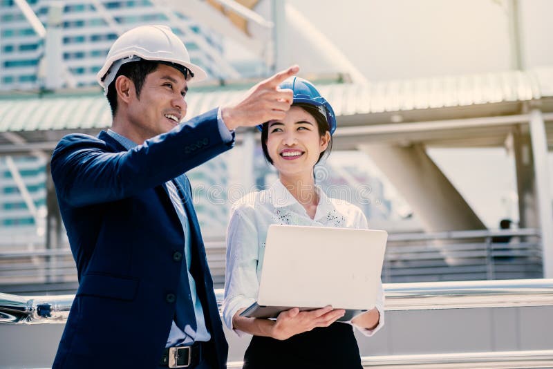 Mujer feliz que trabaja con su encargado como ingeniero del aprendiz imagenes de archivo Mujer feliz que trabaja con su encargado como ingeniero del aprendiz imagenes de archivo