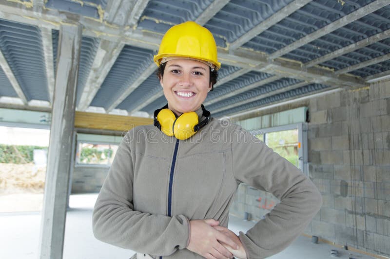 Mujer feliz sonriendo a la cámara fotografía de archivo libre de regalías