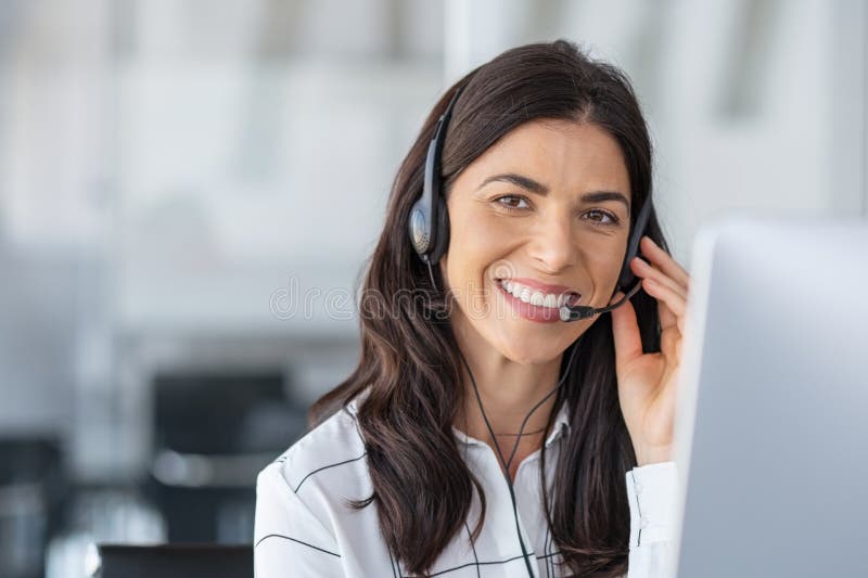 Mujer feliz sonriente trabajando en el centro de llamadas