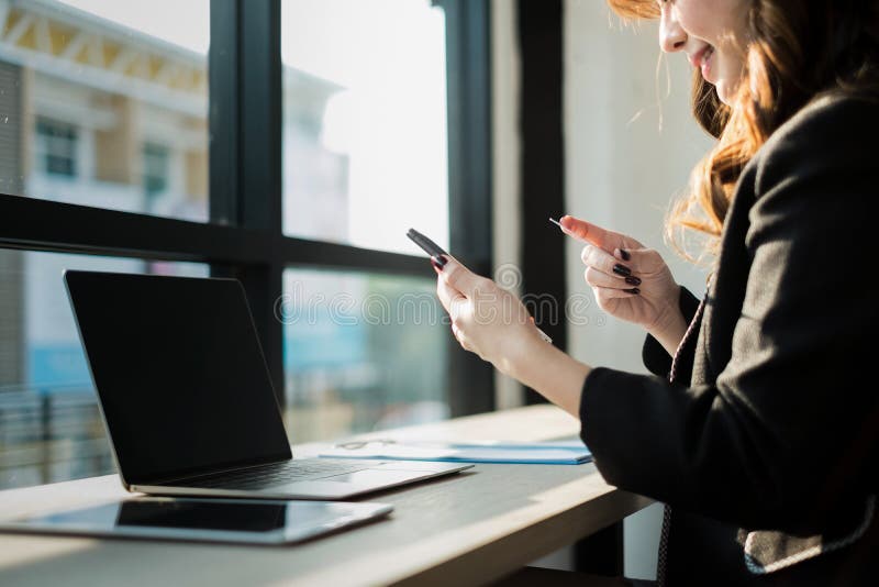 Mujer feliz usando página web de las compras del smartphone en línea, concepto que hace compras foto de archivo Mujer feliz usando página web de las compras del smartphone en línea, concepto que hace compras foto de archivo