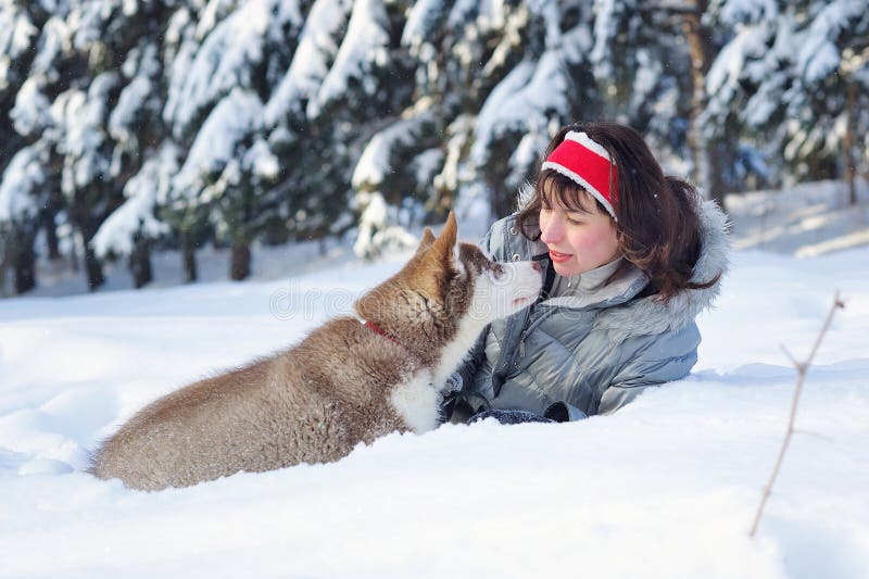 Mujer feliz y su perrito fornido imágenes de archivo libres de regalías Mujer feliz y su perrito fornido imágenes de archivo libres de regalías