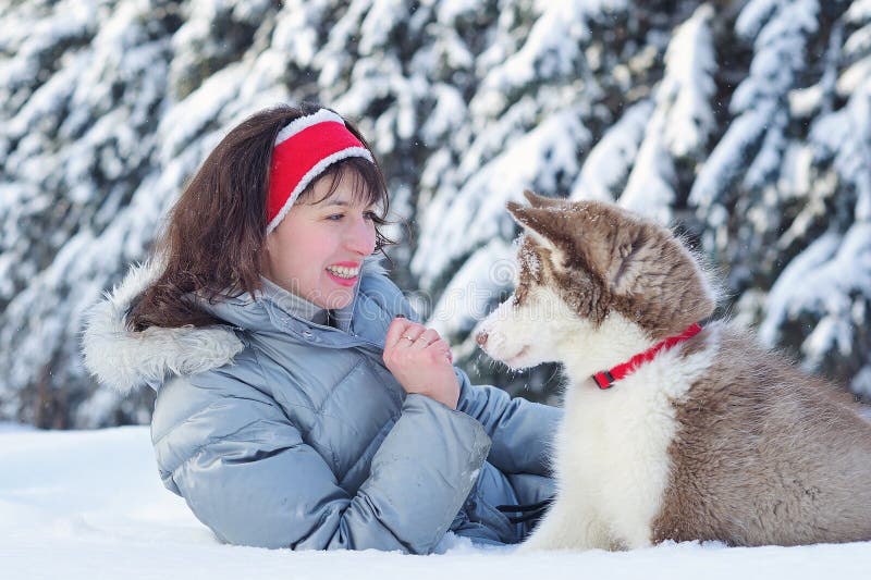 Mujer feliz y su perrito fornido imagen de archivo Mujer feliz y su perrito fornido imagen de archivo