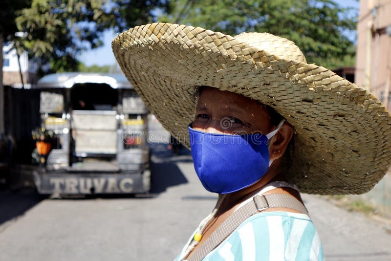 Mujer Filipina Usa Máscara Facial Como Protección Contra El Virus 19 Y Sombrero Ancho Del Sol Caliente Foto de archivo editorial - Imagen de rizal, humano: 177188578