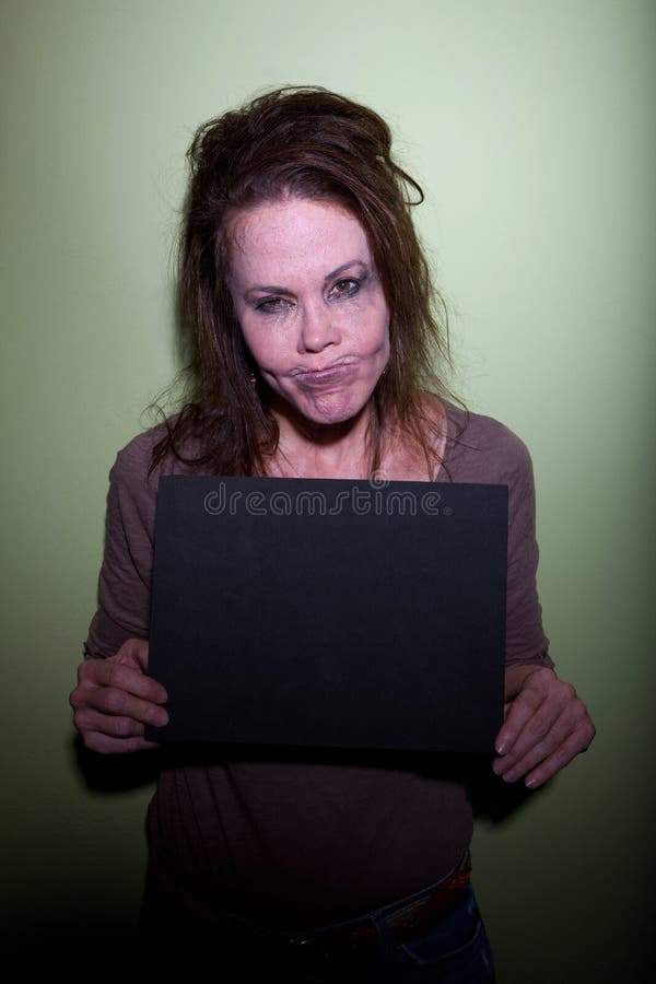 Mujer frustrada que toma el mugshot imágenes de archivo libres de regalías Mujer frustrada que toma el mugshot imágenes de archivo libres de regalías