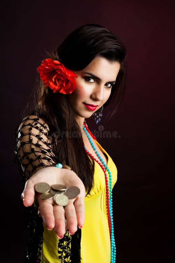 Mujer gitana con las monedas fotos de archivo libres de regalías Mujer gitana con las monedas fotos de archivo libres de regalías