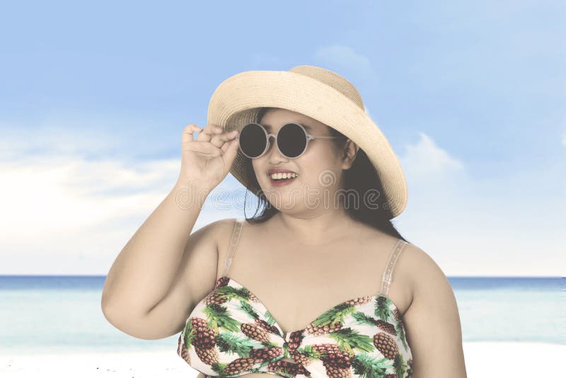 Mujer Gorda El Bikini En La Playa de stock - Fotos de regalías de Dreamstime