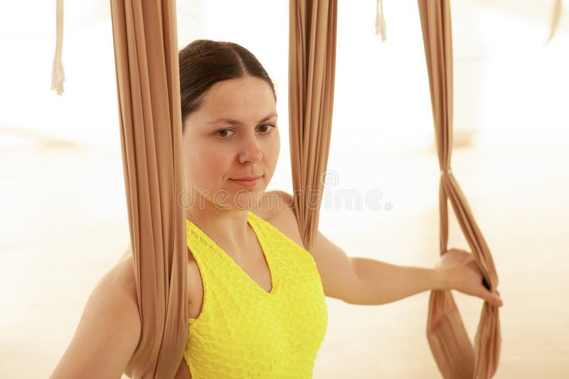 Mujer haciendo ejercicio en el estudio de yoga aéreo fotos de archivo libres de regalías