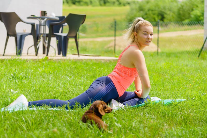 Mujer haciendo ejercicios de gimnasia al aire libre en el jardín fotos de archivo