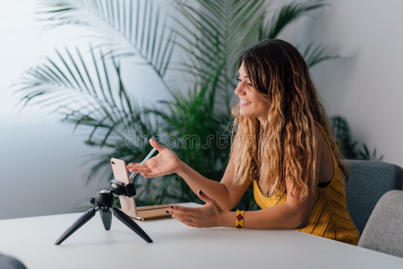 Mujer haciendo una videollamada con su smartphone en casa. imágenes de archivo libres de regalías