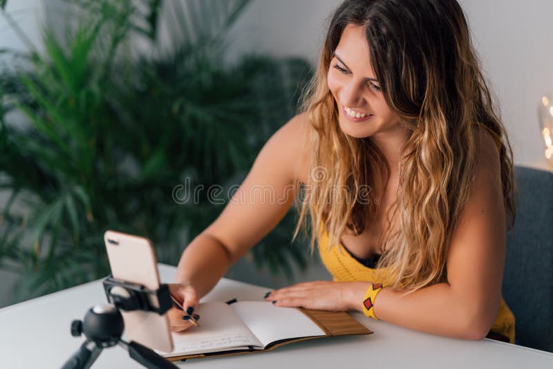 Mujer haciendo una videollamada con su smartphone en casa. foto de archivo